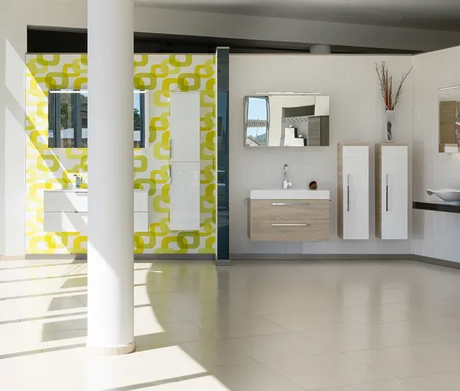 Showroom von Intarbad mit ausgestellten Badmöbeln