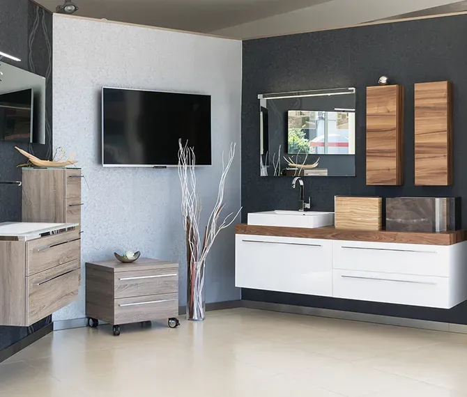 Ausgestellte Badmöbel im Intarbad-Showroom